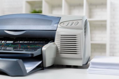 Ofis masaları üzerinde modern yazıcının yakın çekim 