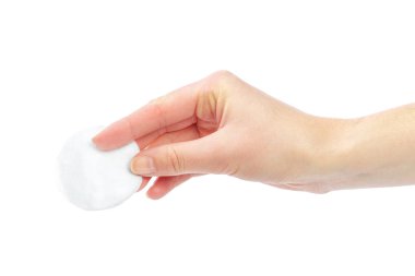 Beyaz arka plan üzerinde izole pamuk sünger tutan perosn