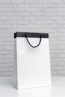 Alışveriş çantası masada, yakın çekim