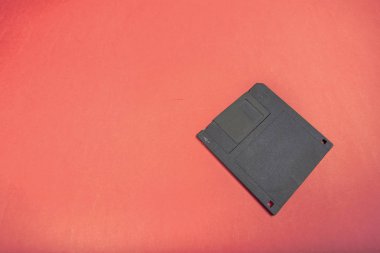 Bilgisayar disketin renkli arka plan üzerinde Kapat 