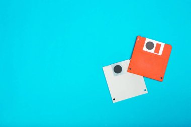 Bilgisayar disketleri renkli arka plan üzerinde yakın çekim 