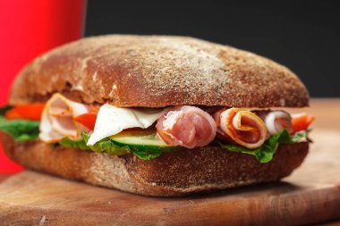 sandviç ahşap bir masa üzerinde Kapat