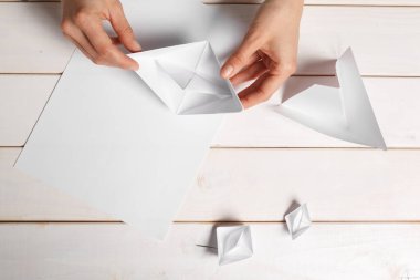 Origami kağıt tekne handcrafting işlemi