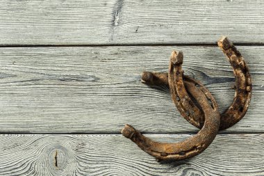 antika arka plan üzerinde eski paslı at nalı