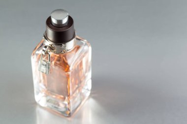 Karanlık bir arka planda parfüm şişesi