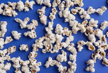 Taze gevrek patlamış mısır, gıda arka plan yığını