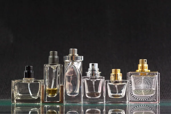 Butelki Perfum Ciemnym Tle — Zdjęcie stockowe