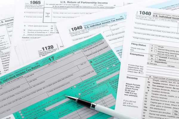 Nahaufnahme Ausgefüllter Steuerformulare Mit Stift — Stockfoto