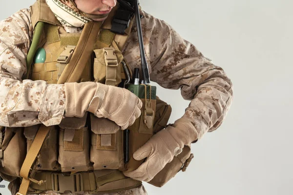 Soldado Camuflagem Segurando Rifle — Fotografia de Stock