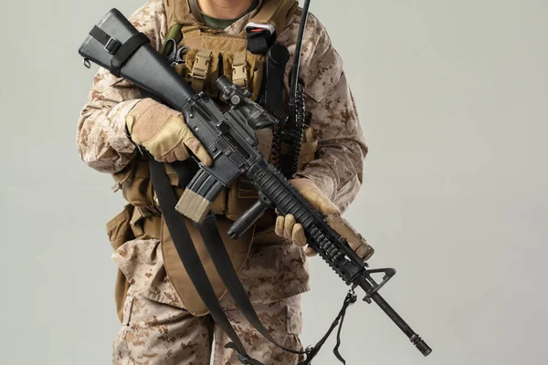 Soldat Tarnuniform Hält Gewehr — Stockfoto