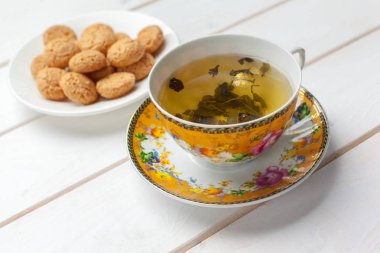 Beyaz ahşap masada bir fincan çay