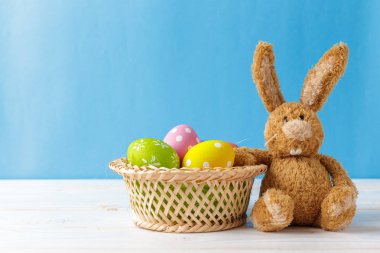 Sepetteki renkli yumurta Paskalya tatil arka plan