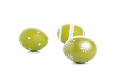 Paskalya yumurtaları beyazlar üzerinde izole