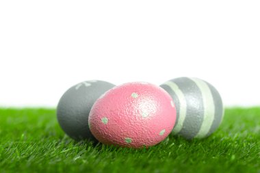 Çimlerin üzerinde paskalya yumurtası