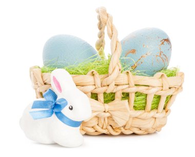 şık Boyalı Paskalya yumurtaları sepette beyaz zemin üzerine izole oyuncak tavşan ile yakın çekim  