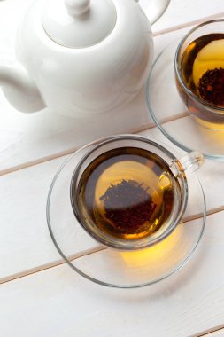 İki fincan çay beyaz ahşap tablo