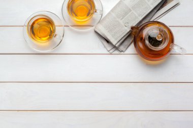 ahşap masa üzerinde çay kapatır