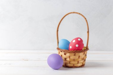 Sepetteki renkli yumurta Paskalya tatil arka plan