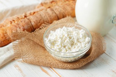 ahşap masa üzerinde peynir yakın çekim