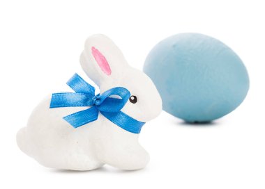 şık Boyalı Paskalya yortusu yumurta beyaz zemin üzerine izole oyuncak tavşan ile yakın çekim  