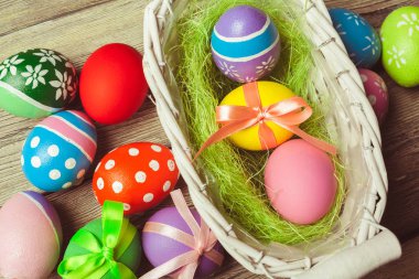 Renkli paskalya yumurtalarını kapat