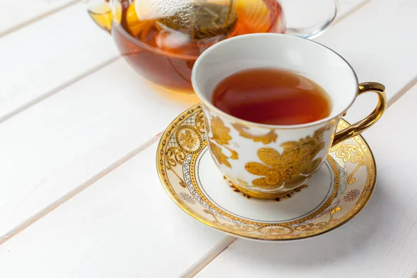 Beyaz Ahşap Masada Bir Fincan Çay — Stok fotoğraf