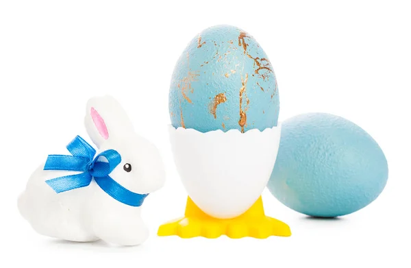 Стильные Окрашенные Пасхальные Яйца Игрушечным Кроликом Белом Фоне Крупным Планом — стоковое фото