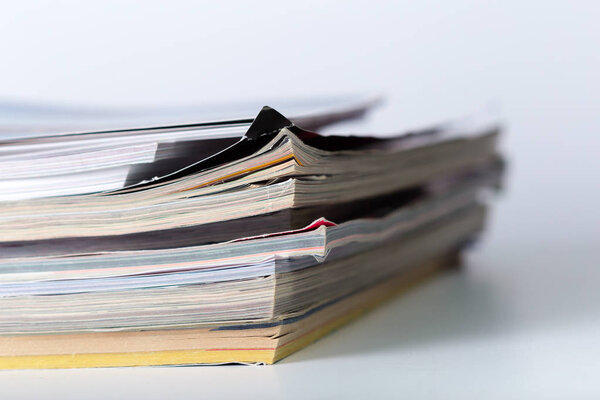 Крупный план журнала на белом фоне
