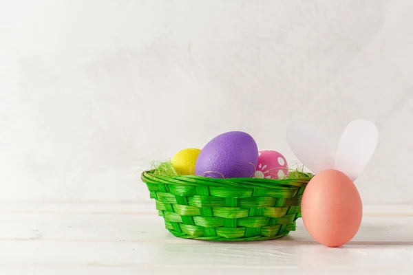 复活节假日背景五颜六色的鸡蛋在篮子 — 图库照片