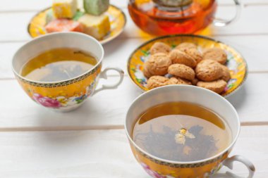 İki fincan çay beyaz ahşap tablo