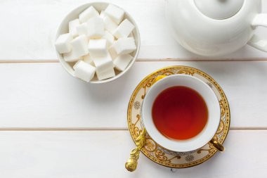 Beyaz ahşap masada bir fincan çay