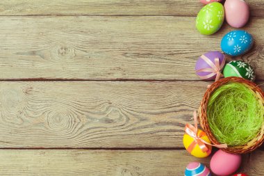 Renkli paskalya yumurtalarını kapat