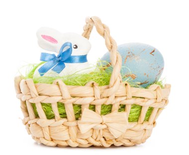 şık Boyalı Paskalya yortusu yumurta beyaz zemin üzerine izole sepet içinde oyuncak tavşanlı yakın çekim  