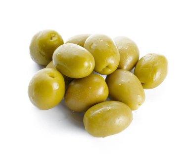 yeşil beyaz zemin üzerine izole Konfit Zeytin yakın çekim 