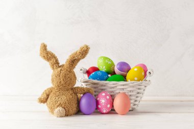 Sepetteki renkli yumurta Paskalya tatil arka plan
