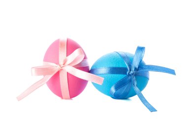 Paskalya yumurtaları beyazlar üzerinde izole