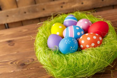 Paskalya tatili arka plan renkli yumurta yuvada