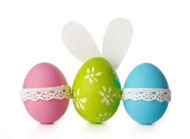 Paskalya yumurtaları beyazlar üzerinde izole