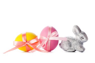 Paskalya yumurtaları beyazlar üzerinde izole