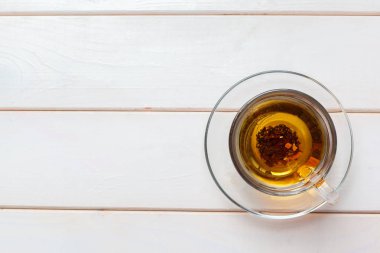 ahşap masa üzerinde çay kapatır
