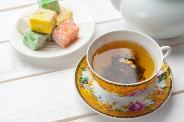 Beyaz ahşap masada bir fincan çay