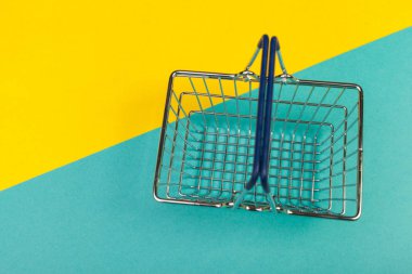 alışveriş sepeti renkli bir arka plan üzerinde Kapat