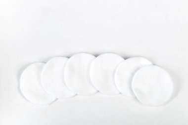 Beyaz arka plan üzerinde izole pamuk süngerler