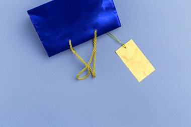 Kağıt alışveriş çantası renkli arka plan üzerinde