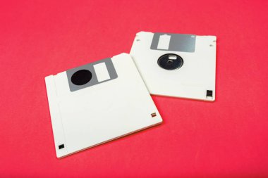 Bilgisayar disketleri renkli arka plan üzerinde yakın çekim 