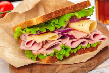 sandviç ahşap bir masa üzerinde Kapat