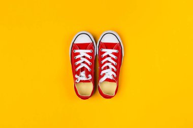 Kırmızı spor ayakkabılar üstten görünüm renkli arka plan üzerinde Kapat