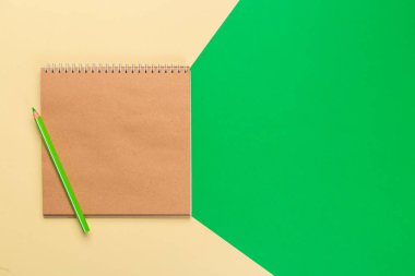 Tasarımınızın üstten görünüm parlak bicolor arka plan üzerinde boş kağıt Not defteri