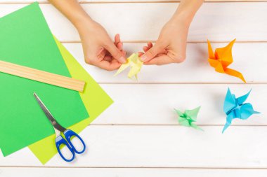 origami kağıt renkli arka plan üzerinde yakın çekim