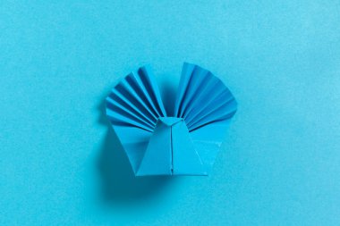 origami kağıt renkli arka plan üzerinde yakın çekim